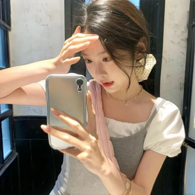 随盲柳入眠的女人